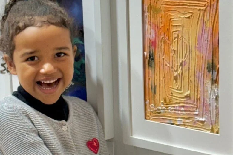 Pintora mirim Isabella Temponi fez sua primeira exposição na França