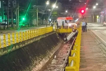 Motorista perde o controle e cai com carro em canal no Centro de Itabira