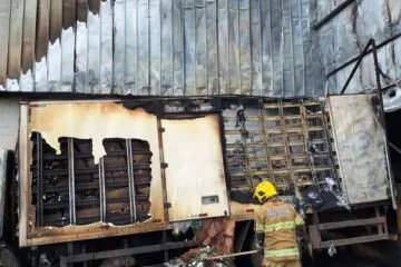 Incêndio em caminhão mobiliza oito equipes do Corpo de Bombeiros em supermercado de BH