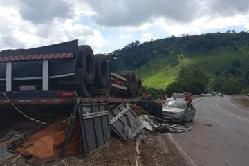 Carreta invade contramão, tomba e atinge dois carros na BR-381 em João Monlevade