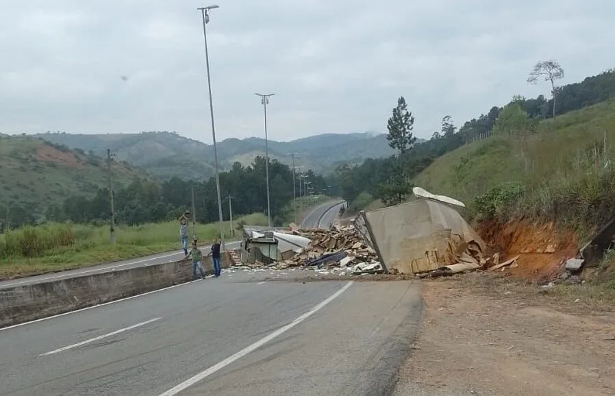 Nova Era: caminhão com carga de frutas tomba e interdita BR-381 no sentido Belo Horizonte