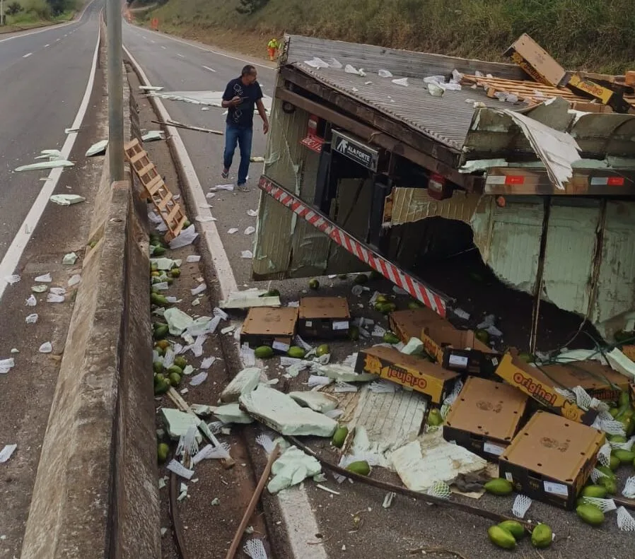 Nova Era: caminhão com carga de frutas tomba e interdita BR-381 no sentido Belo Horizonte