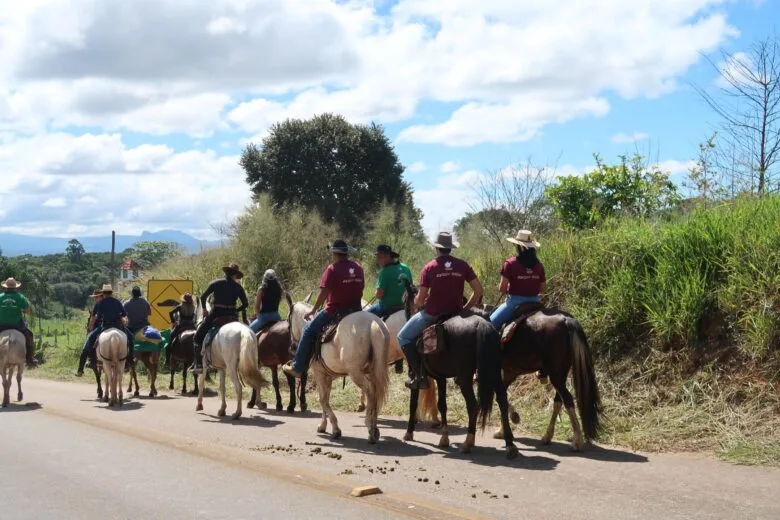 Cavaleiros encerram cavalgada em Ipoema com programação festiva e shows musicais Cavaleiros encerram cavalgada em Ipoema com programação festiva e shows musicais