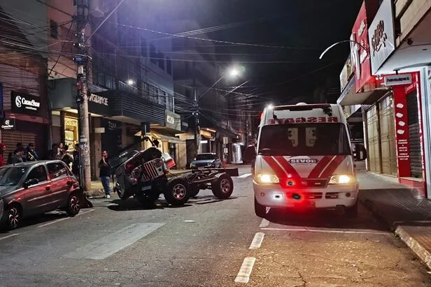 Após bater em carro estacionado, motorista de Jeep foge deixando passageiro ferido