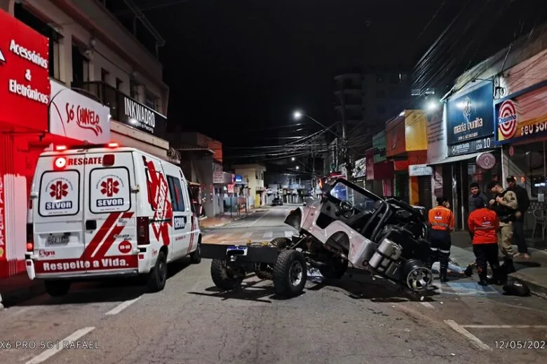 Após bater em carro estacionado, motorista de Jeep foge deixando passageiro ferido Após bater em carro estacionado, motorista de Jeep foge deixando passageiro ferido