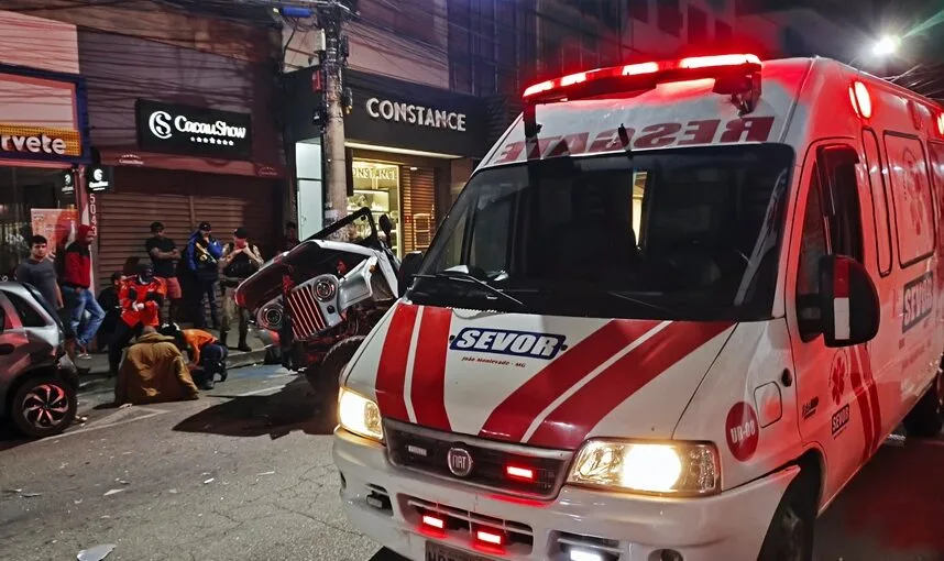Após bater em carro estacionado, motorista de Jeep foge deixando passageiro ferido