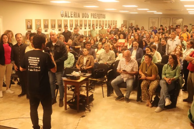 Com auditório lotado e poucas respostas, Vale ignora população e empurra marketing em reunião sobre ampliação das cavas em Itabira Com auditório lotado e poucas respostas, Vale ignora população e empurra marketing em reunião sobre ampliação das cavas em Itabira