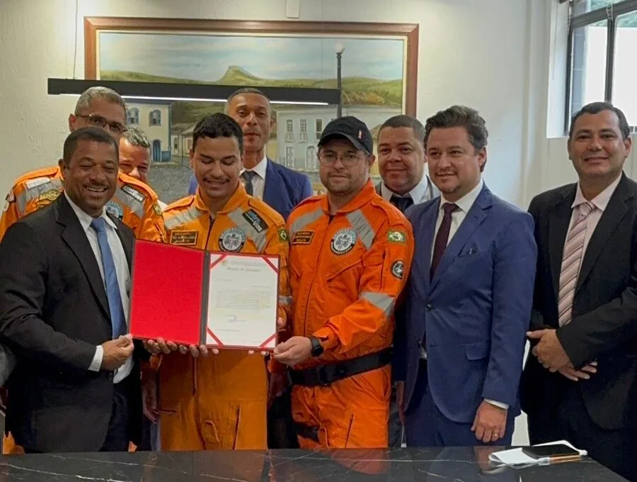 Câmara de Itabira homenageia voluntários do Resgate Anjos do Asfalto com moção de aplauso