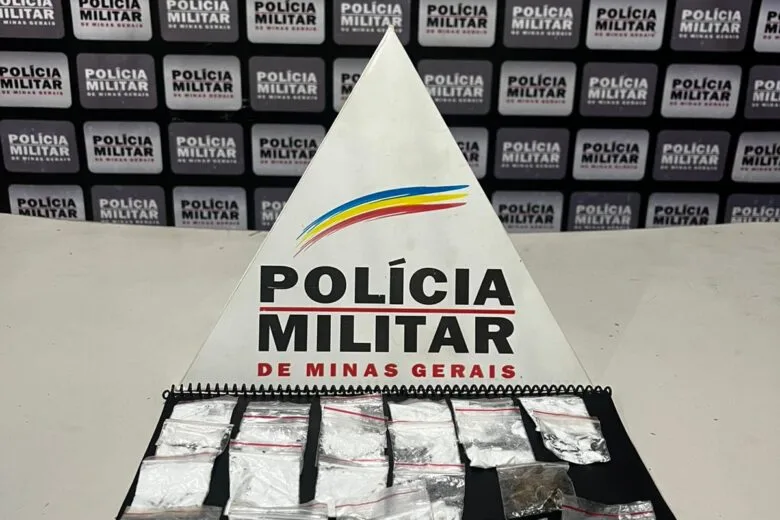 Dois jovens são detidos por tráfico de drogas no bairro Juca Rosa Dois jovens são detidos por tráfico de drogas no bairro Juca Rosa