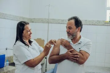 Marco Antônio Lage toma vacina e convoca população para imunização: “não vamos esperar a gripe chegar”