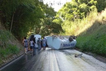 Caminhão-pipa tomba e motorista fica ferido em estrada de acesso à MGC-120, em Ferros