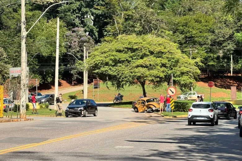 Dois carros colidem na rotatória da praça do Areão