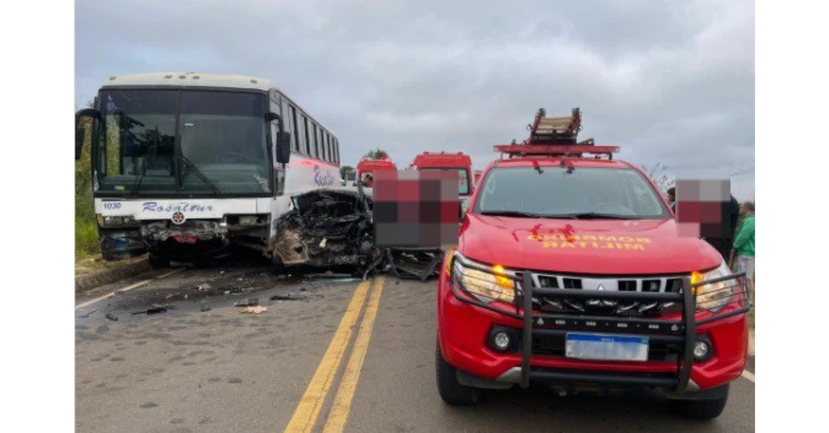 Colisão entre carro e ônibus deixa dois feridos presos às ferragens na MG-446, no Sul de Minas