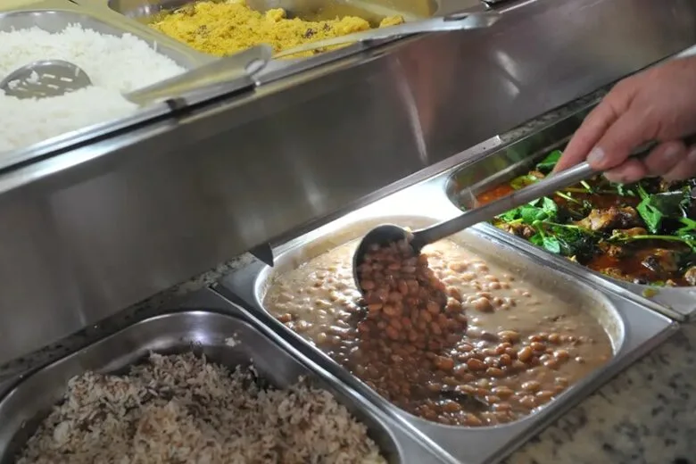 Pesquisa aponta queda de consumo de arroz e feijão em Minas e aumento na compra de ultraprocessados
