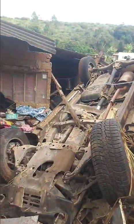 Em Bela Vista de Minas, caminhonete vai parar em telhado
