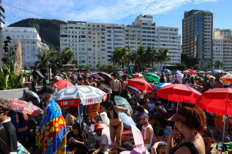Fãs lotam Copacabana para show de Lady Gaga neste sábado