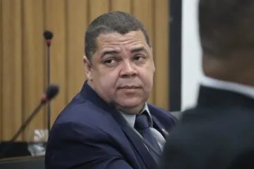 Após denúncias contra vereadores, Luiz Carlos entrega ofício à Câmara, mas sem apresentar provas; caso será analisado por comissão especial