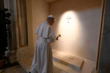 Papa Leão 14 visita túmulo do papa Francisco neste sábado