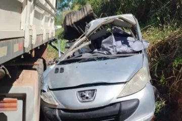 Homem morre em colisão entre carro e carretas na BR-458, em Ipatinga