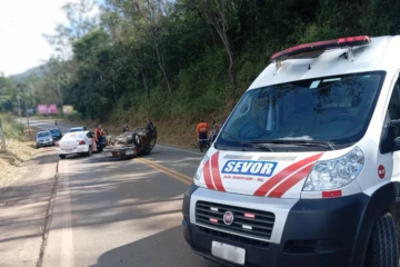 Capotamento em Rio Piracicaba deixa jovem com ferimentos leves