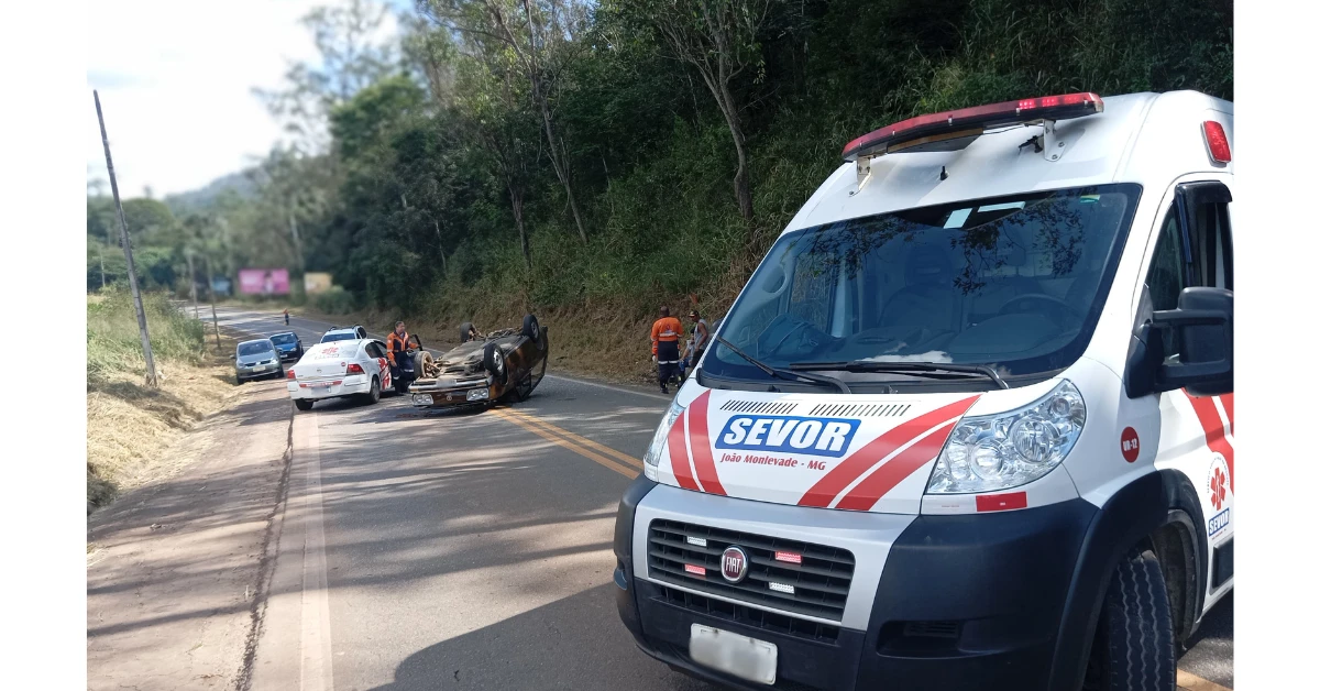 Capotamento em Rio Piracicaba deixa jovem com ferimentos leves