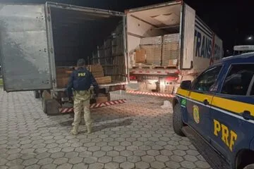PRF frustra furto de carga e recupera caminhão clonado na BR-381, em Oliveira