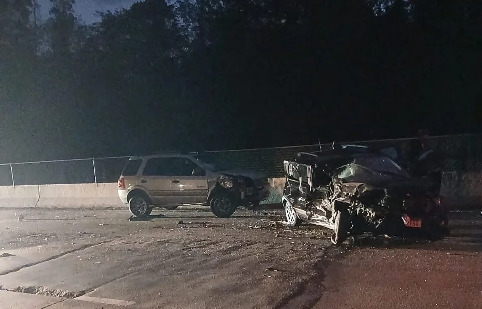Colisão entre carreta e dois carros deixa um ferido na BR-381, em Bom Jesus do Amparo