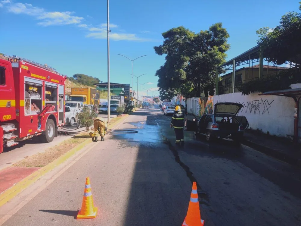 Astra pega fogo e é destruído por chamas em avenida de Itabira