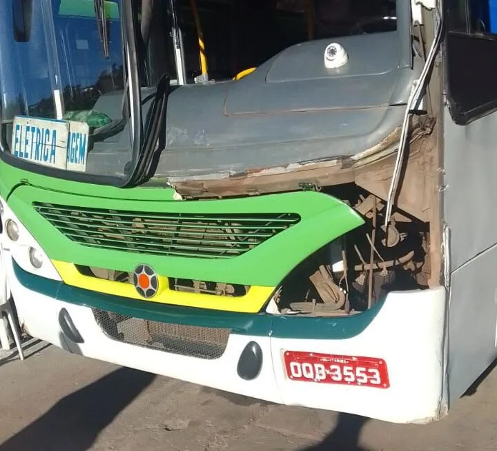 Ônibus da Vita é atingido por caminhão durante manobra no Centro de Itabira