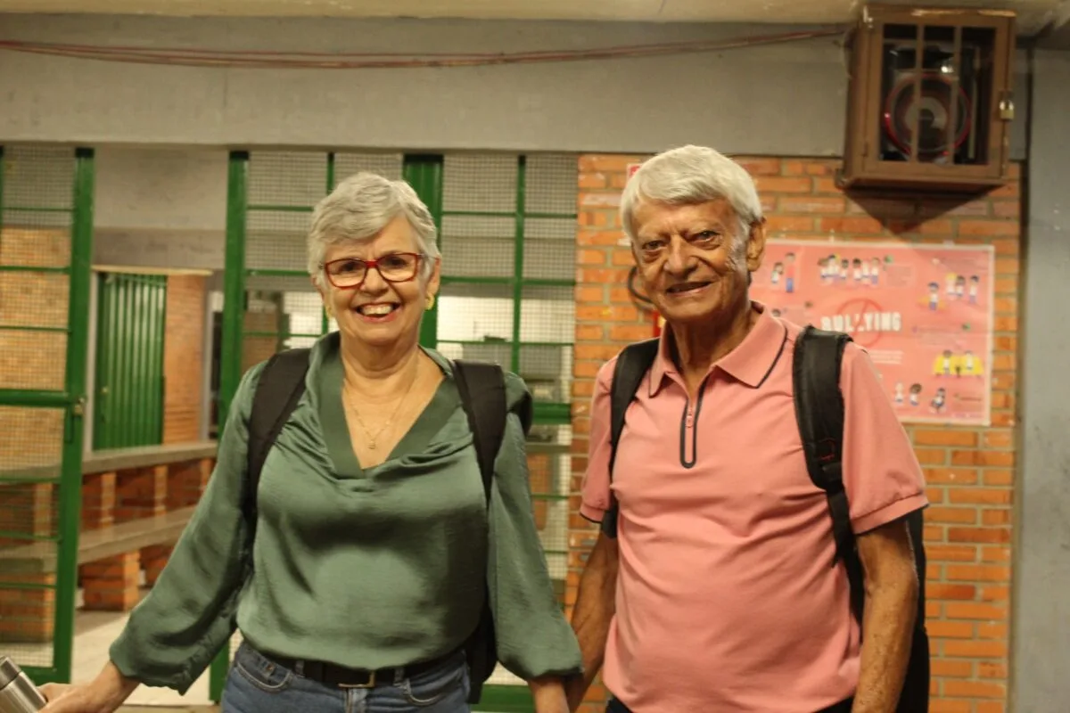 Casal com raízes em Itabira volta a estudar aos 72 e 82 anos e inspira comunidade escolar