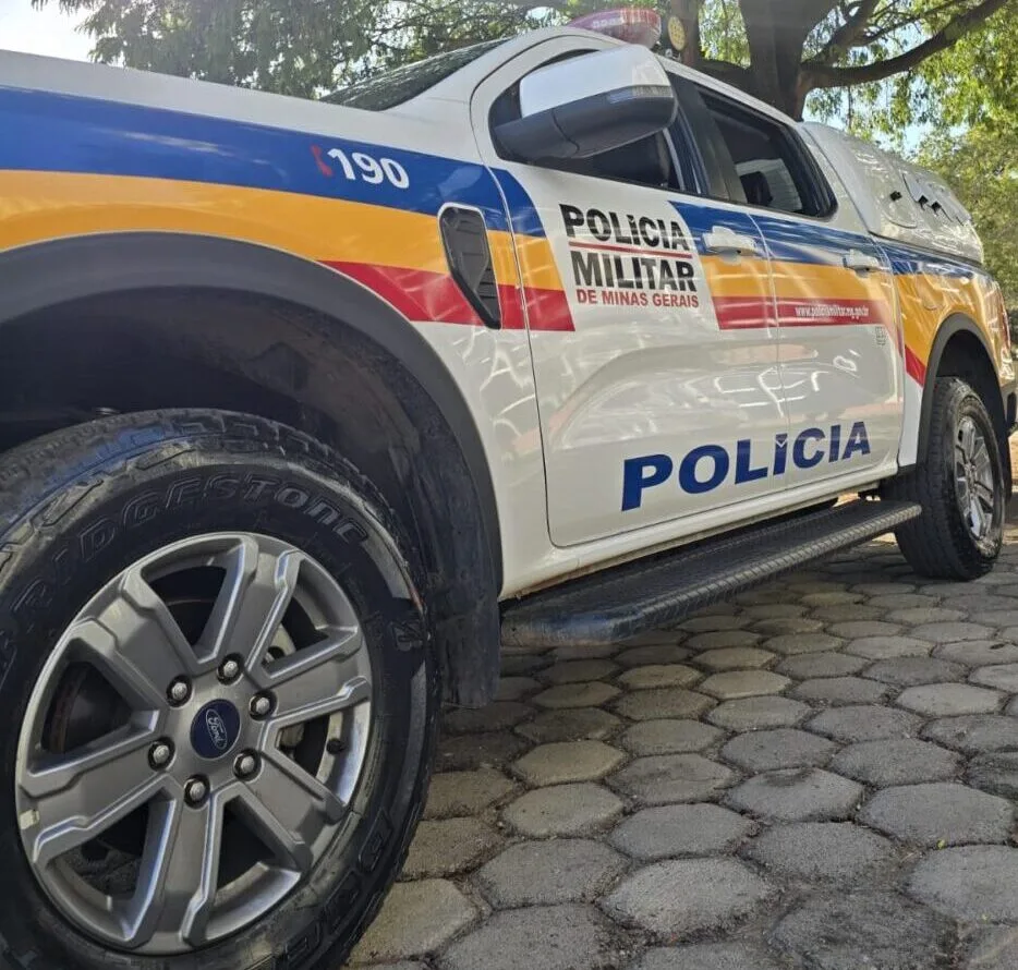 Motociclista sem habilitação bate em viatura da PM e tem veículo apreendido em Catas Altas