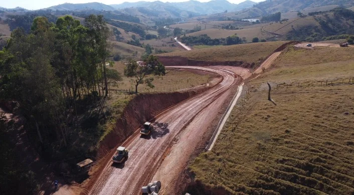 Obras de pavimentação na MG-295 avançam entre Consolação e Cambuí, no Sul de Minas