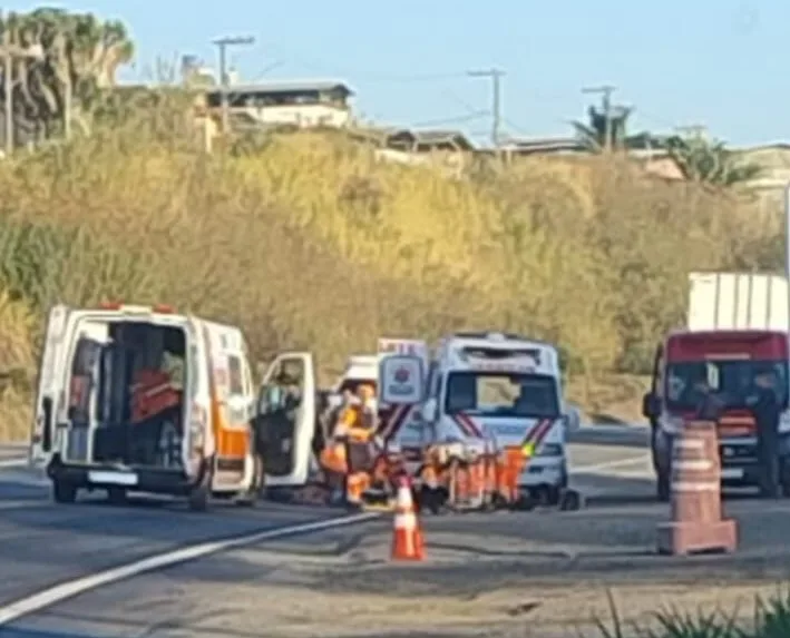 Colisão entre moto e carreta deixa casal ferido na BR-381 em João Monlevade Colisão entre moto e carreta deixa casal ferido na BR-381 em João Monlevade