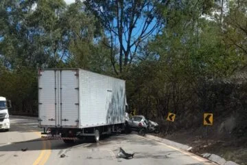 Avó e neto morrem em grave acidente entre carro e caminhão na BR-356, em Itabirito