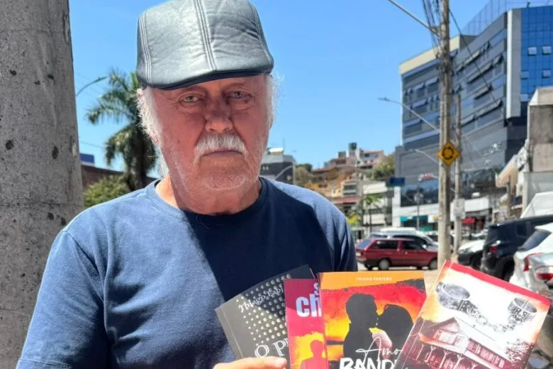 Pai percorre cidades para vender livros escritos pelo filho jornalista em Ipatinga