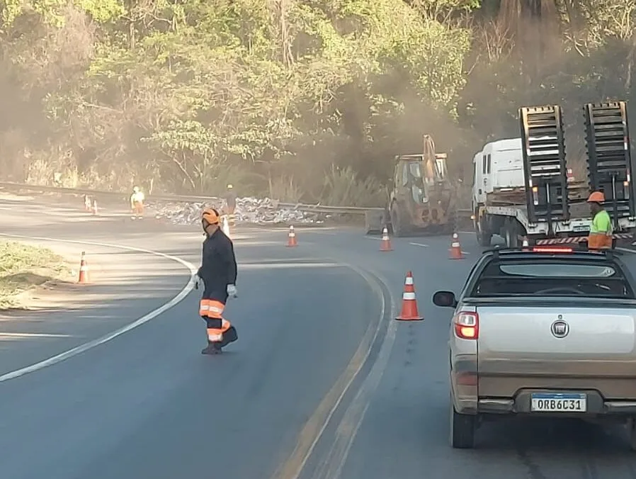 Carga de cerâmica tomba na BR-381 e causa congestionamento em Ravena