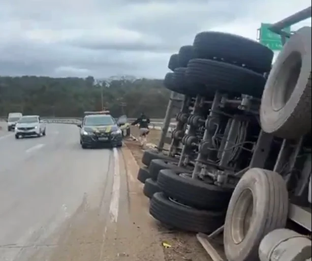 Motorista morre em acidente com carreta na BR-381 em Bom Jesus do Amparo