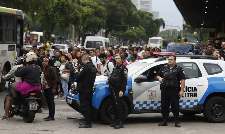 Operação policial opõe população do RJ: 64% aprovam e 27% reprovam