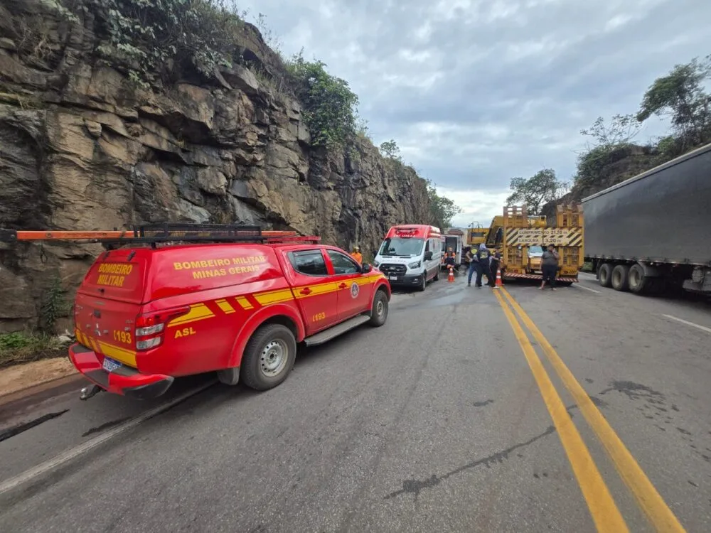 Homem fica preso às ferragens após colisão entre caminhões na BR-381, em Caeté