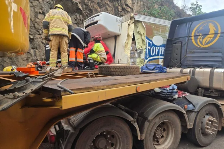 Homem fica preso às ferragens após colisão entre caminhões na BR-381, em Sabará