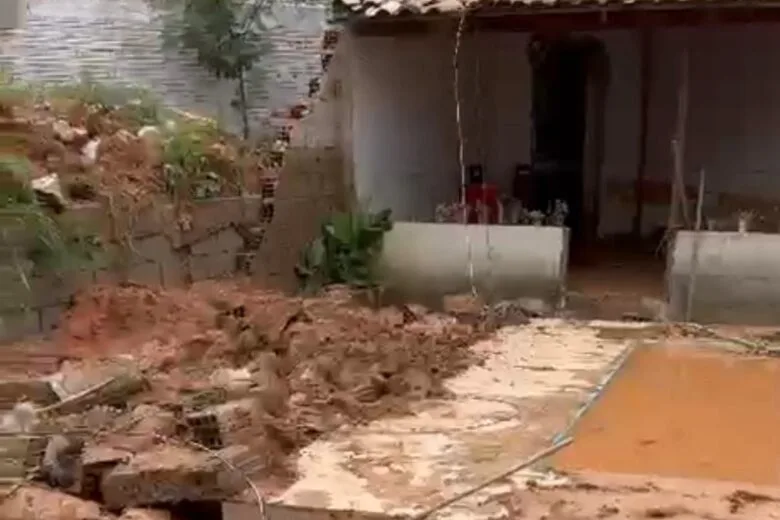 Desmoronamento atinge casa de itabirana em Betim e Defesa Civil interdita imóvel por risco de novos deslizamentos