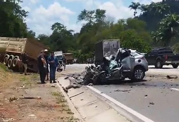 ATUALIZAÇÃO: uma pessoa morre em colisão entre carro e carreta na BR-381, em Nova Era