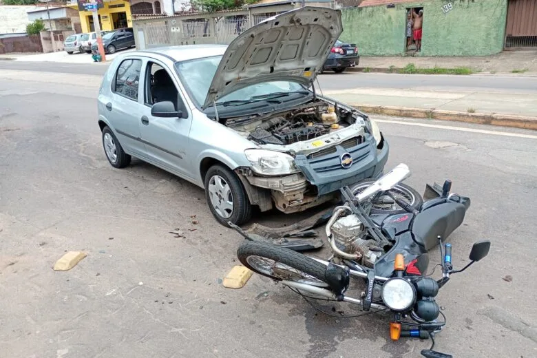 Motociclista fica ferido após batida contra carro na avenida Machado de Assis, em Itabira