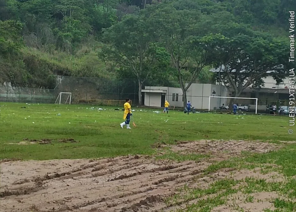 Visita de Lula passou, mas a sujeira ficou no campo do Ivipa; prefeitura afirma que limpeza começou hoje
