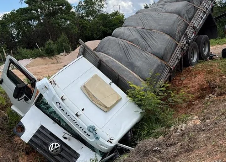Carreta perde controle e sai da pista na BR-381, em Bom Jesus do Amparo