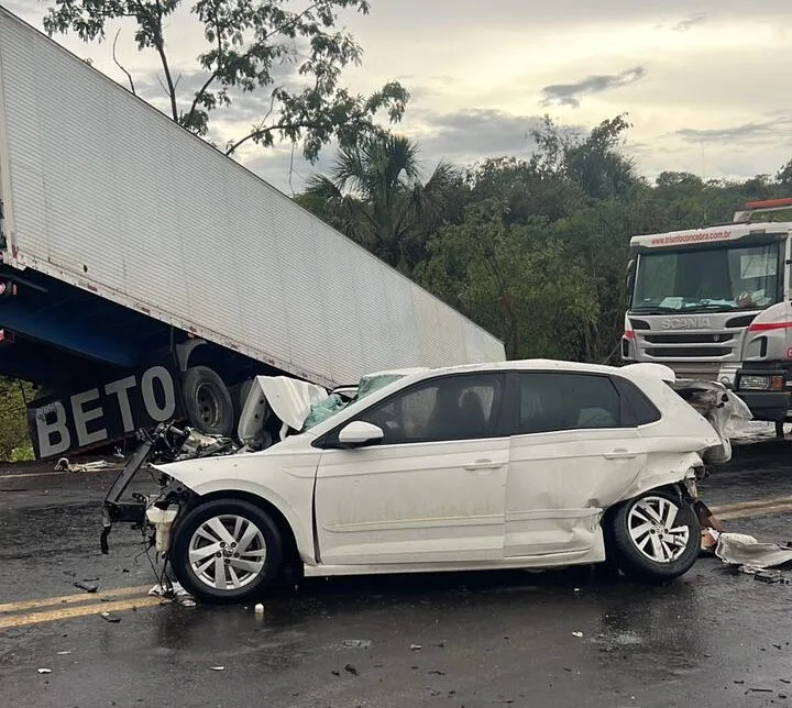 Acidente envolvendo carreta e três carros deixa dois mortos na BR-153