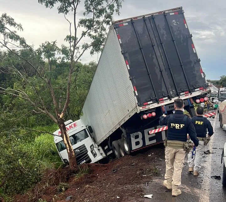 Acidente envolvendo carreta e três carros deixa dois mortos na BR-153