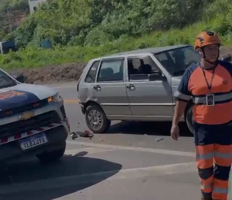 Acidente na BR-381 entre três veículos fere motociclista, em João Monlevade