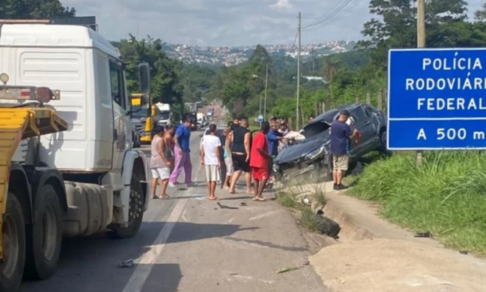 Carro capota na BR-381 próximo a posto da PRF em Sabará