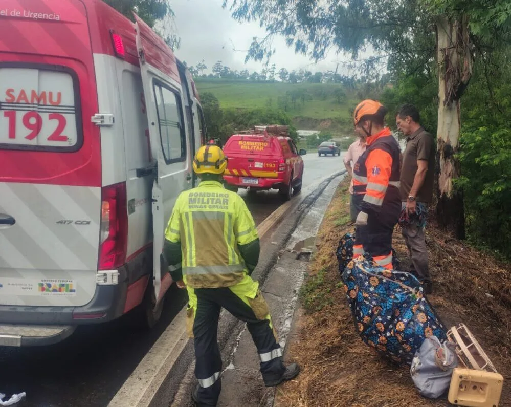 Carro cai em ribanceira de 30 metros na BR-381, em João Monlevade